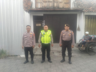Patroli Harkamtibmas di Jalan Petukangan, Polsek Semampir Antisipasi Gangguan Keamanan dan Aktivitas Peziarah