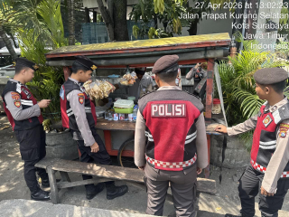 Patroli Kota Presisi Satsamapta Polres Pelabuhan Tanjung Perak Lakukan Pengecekan Rutin di Kawasan UMKM Prapat Kurung