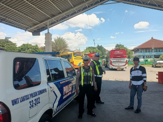 Patroli Harkamtibmas di Terminal Wisata Religi Sunan Ampel, Polsek Semampir Antisipasi Parkir Liar dan Gangguan 3C