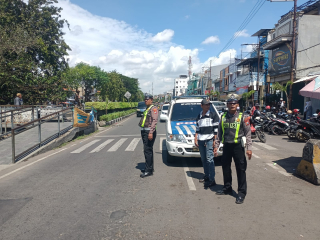 Patroli Harkamtibmas di Kawasan Wisata Religi Sunan Ampel, Polsek Semampir Jaga Keamanan Peziarah