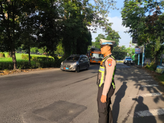 Patroli dan Pengaturan Lalu Lintas Satlantas Polres Pelabuhan Tanjung Perak Jaga Kelancaran Aktivitas Kendaraan