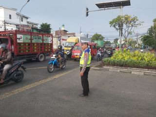 Personel Polsek Krembangan Laksanakan Protap Sore Pos Akhir di Pertigaan Mbah Ratu Antisipasi Kepadatan Arus Pulang Kerja
