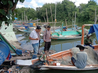 Patroli Dialogis Polsek Kenjeran Bersama Nelayan Tambak Wedi, Imbau Waspada Cuaca Ekstrem