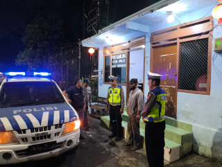 Patroli Dini Hari Polsek Krembangan Sambangi Pos Kamling Rembang Selatan