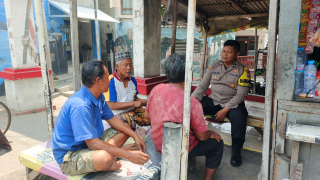 Bhabinkamtibmas Pegirian Gelar Cangkru’an Kamtibmas di Karang Tembok, Ingatkan Warga Waspada Penipuan dan Kebakaran