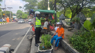 Satlantas Polres Pelabuhan Tanjung Perak Gelar Sosialisasi Tertib Berlalu Lintas kepada Masyarakat