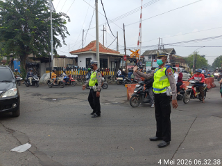 Pelayanan Pagi Polsek Asemrowo di Perlintasan KA Tambak Mayor, Arus Lalin Ramai Lancar