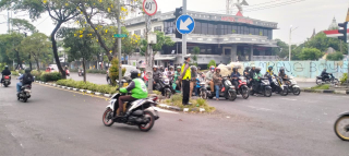 Pos Lalin Pagi Polsek Krembangan di Simpang Tiga Mbah Ratu, Antisipasi Aktivitas Jam Sibuk