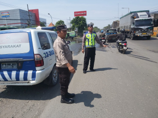 Patroli Polsek Krembangan Antisipasi Kemacetan dan Laka Lantas di Jalan Kalianak Timur