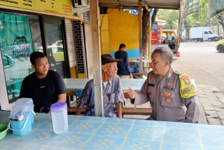 Bhabinkamtibmas Ujung Sambang Warga di Jalan Benteng, Ingatkan Kerukunan dan Antisipasi Curanmor