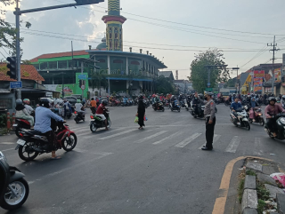 Pengaturan Lalu Lintas di TL Karang Tembok, Polsek Semampir Antisipasi Lampu Padam