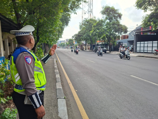Satlantas Polres Pelabuhan Tanjung Perak Intensifkan Patroli dan Pengaturan Lalu Lintas di Sejumlah Titik Strategis