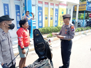 Operasi Gabungan di Pos Suramadu, Polisi Periksa Kendaraan dan Tegur Pelanggar