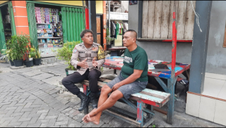 Bhabinkamtibmas Morokrembangan Ajak Warga Aktifkan Kembali Pos Ronda di Kalianak Timur