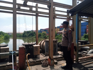 Patroli Polsek Asemrowo Pantau Debit Air di Rumah Pompa Balong II, Antisipasi Potensi Banjir