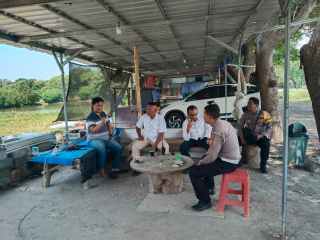 Patroli Dialogis Polsek Kenjeran di Warkop Gudang Peluru Kedung Cowek, Imbau Warga Jaga Kebersihan dan Waspada 3C