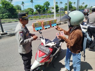 Operasi Gabungan di Pos Suramadu, Petugas Tegur Sembilan Pelanggar Lalu Lintas