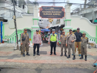 Patroli Harkamtibmas Polsek Semampir di Pintu Masuk Ampel, Antisipasi Parkir Liar dan 3C