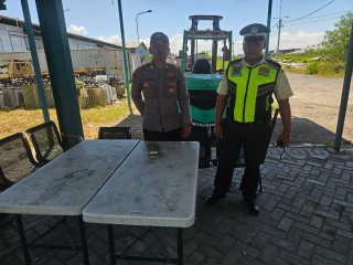 Patroli Polsek Asemrowo di Gudang PLN Tambak Langon, Antisipasi Gangguan Kamtibmas