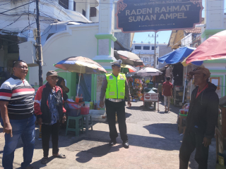 Patroli Harkamtibmas Polsek Semampir di Gapura Wisata Religi Sunan Ampel, Antisipasi Jambret dan Copet