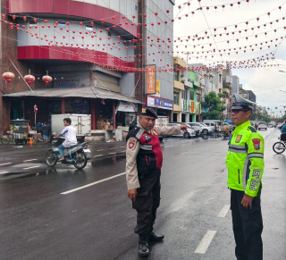 Patroli Polsek Pabean Cantikan di Kembang Jepun dan Panggung, Antisipasi 3C dan Kemacetan