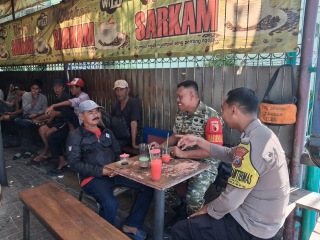 Bhabinkamtibmas Ampel Bersama Babinsa Sambang Warga, Ingatkan Waspada Penipuan dan Curanmor
