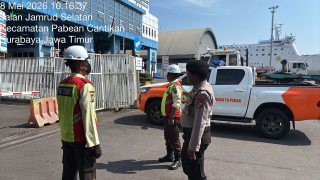 Sat Samapta Polres Pelabuhan Tanjung Perak Laksanakan Patroli Dialogis di Jamrud Selatan