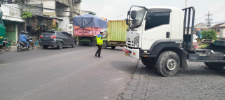 Polsek Krembangan Laksanakan Pemantauan Arus Lalu Lintas di Jalan Kalianak Jelang Salat Jumat