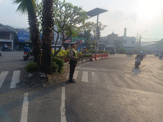 Personel Polsek Krembangan Laksanakan Protap Pagi di TL Mbah Ratu, Arus Lalu Lintas Lancar