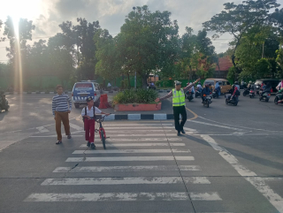 Personel Polsek Kenjeran Laksanakan Commander Wish Pos Awal Pagi, Arus Lalu Lintas Ramai Lancar