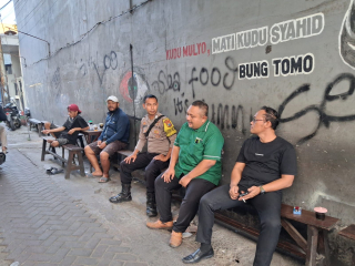 Bhabinkamtibmas Ampel Sambang Warga di Nyamplungan, Sampaikan Imbauan Waspada Penipuan dan Curanmor