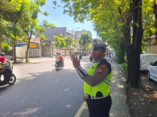 Satlantas Polres Pelabuhan Tanjung Perak Intensifkan Patroli dan Pengaturan Lalu Lintas di Sejumlah Titik Strategis