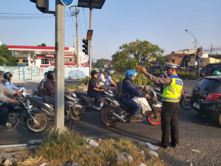 Personel Polsek Krembangan Laksanakan Pemantauan Pos Awal di Simpang Tiga Mbah Ratu