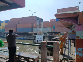 Personel Polsek Asemrowo Pantau Rumah Pompa Air Balong 2 di Tambak Langon
