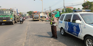 Personel Polsek Krembangan Laksanakan Pemantauan Arus Lalu Lintas di Jalan Kalianak