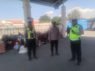 Personel Polsek Semampir Gelar Patroli Harkamtibmas di Terminal Bus Wisata Religi Sunan Ampel