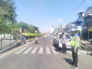 Personel Polsek Semampir Intensifkan Patroli Harkamtibmas di Kawasan Wisata Religi Sunan Ampel