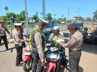 Operasi Pemeriksaan Kendaraan di Pos Suramadu, Polres Pelabuhan Tanjung Perak Berikan Teguran kepada Pelanggar