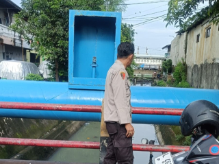 Personel Polsek Krembangan Patroli Antisipasi 3 Cepu dan Cek Pompa Air di Jalan Demak