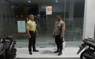 Personel Polsek Krembangan Laksanakan Patroli Pengawasan di Bank BRI Demak