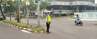 Personel Polsek Krembangan Laksanakan Pos Lalu Lintas Pagi di Simpang Tiga Mbah Ratu