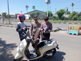 Operasi Pemeriksaan Kendaraan di Pos Suramadu, Petugas Berikan Teguran kepada Pelanggar Lalu Lintas