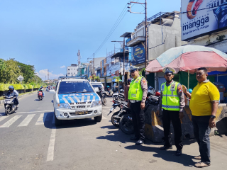 Personel Polsek Semampir Gelar Patroli Harkamtibmas di Kawasan Wisata Religi Sunan Ampel