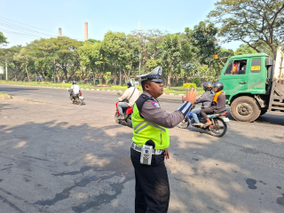Satlantas Polres Pelabuhan Tanjung Perak Intensifkan Patroli dan Pengaturan Arus Lalu Lintas