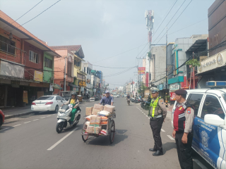 Personel Polsek Pabean Cantikan Laksanakan Pengaturan Arus Lalu Lintas di Jalan KH Mas Mansyur
