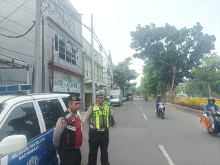 Personel Polsek Pabean Cantikan Laksanakan Pengaturan dan Pemantauan Arus Lalu Lintas di Jalan Karet