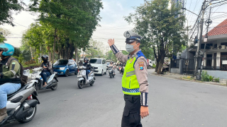 Satlantas Polres Pelabuhan Tanjung Perak Intensifkan Patroli dan Pengaturan Arus Lalu Lintas