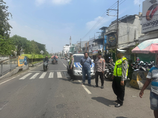 Personel Polsek Semampir Patroli Harkamtibmas di Kawasan Wisata Religi Sunan Ampel