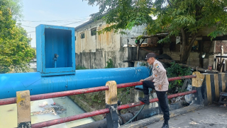 Personel Polsek Krembangan Patroli dan Cek Pompa Air di Jalan Demak