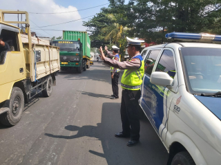 Personel Polsek Krembangan Laksanakan Patroli Mobile di Bawah Jembatan Tol Gadukan